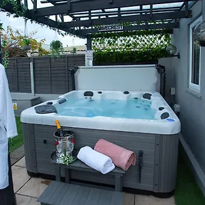Holiday home Wavecrest With Hot Tub Garden Sleeps 8, Flamborough